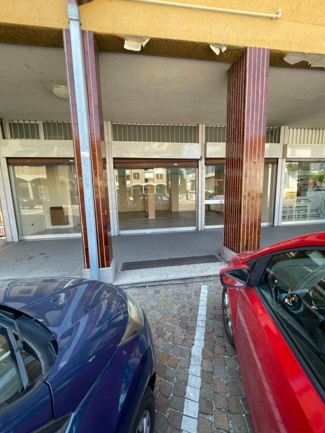 Locale commerciale in vendita a Solaro