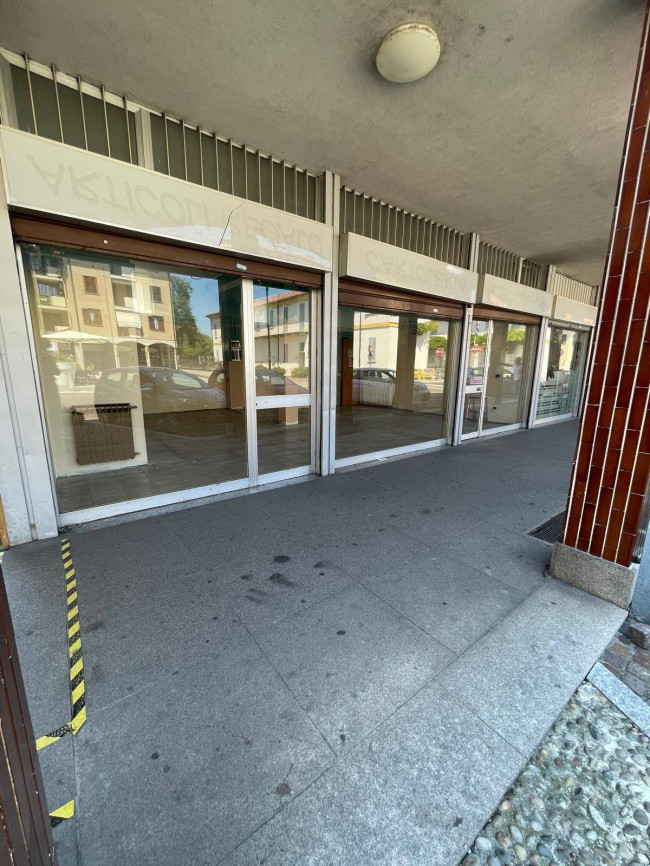 Locale commerciale in vendita a Solaro