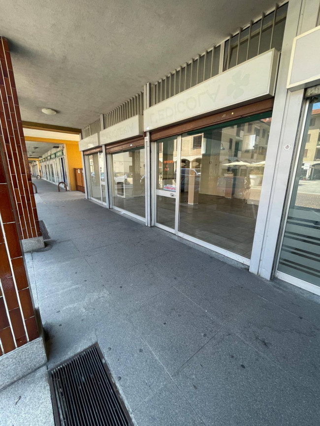 Locale commerciale in vendita a Solaro