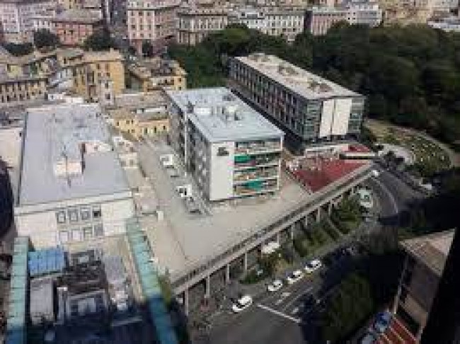 Locale commerciale in affitto a Genova