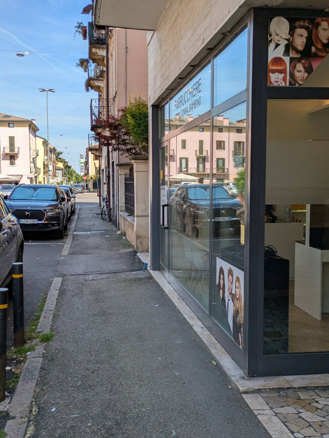 Locale commerciale in vendita a Verona